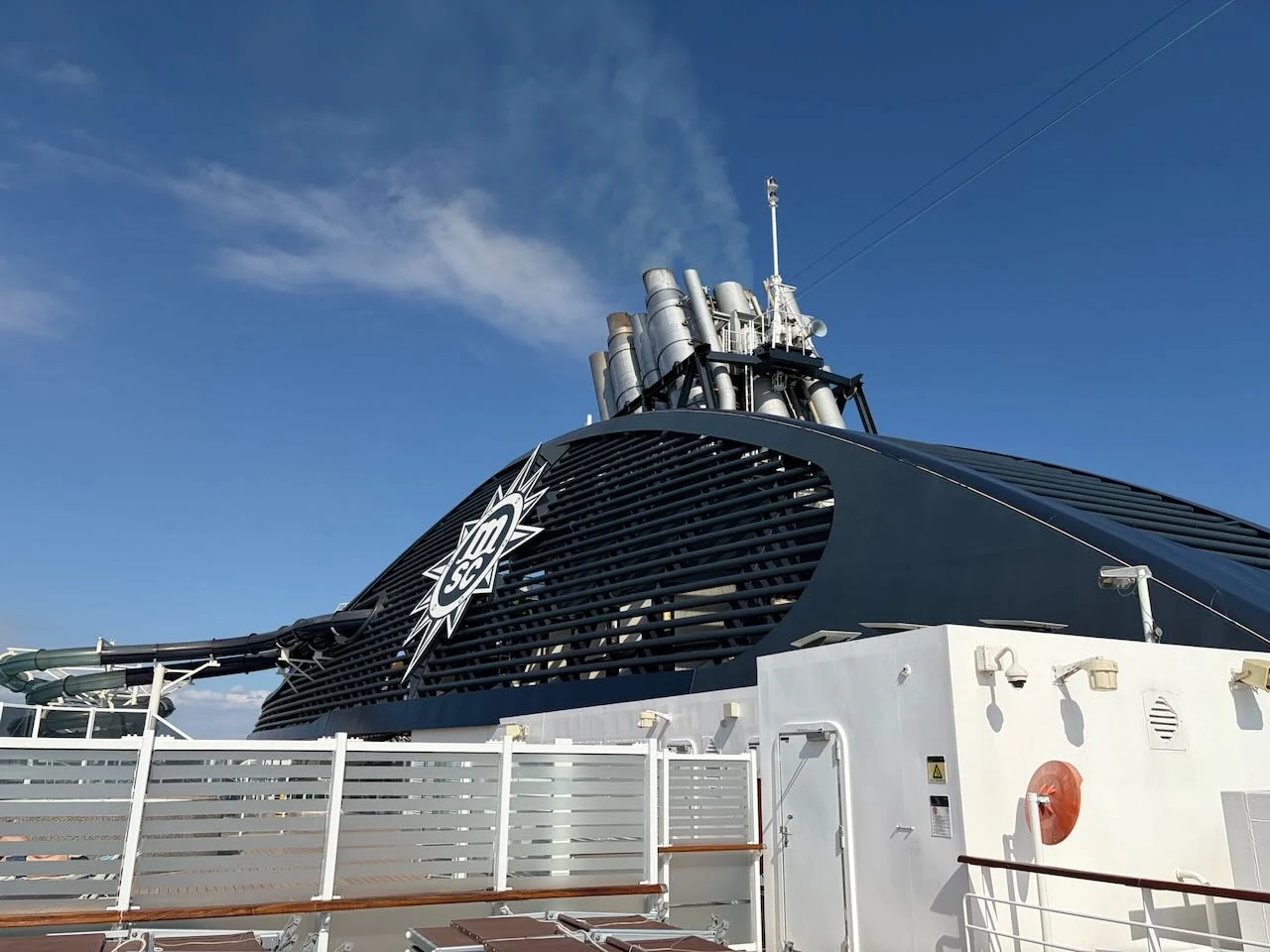 Schornsteinaufbau und MSC-Logo der MSC Seaview unter blauem Himmel